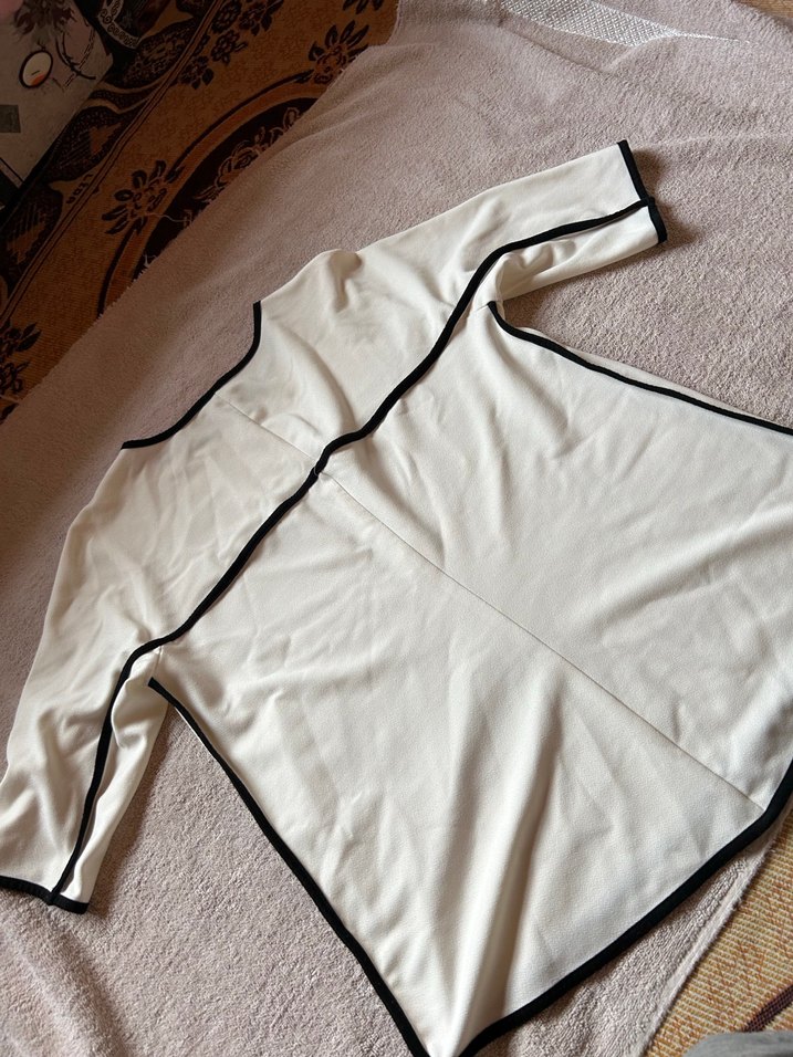 Kısa Kollu Beyaz Tişörtü - Görsel 3