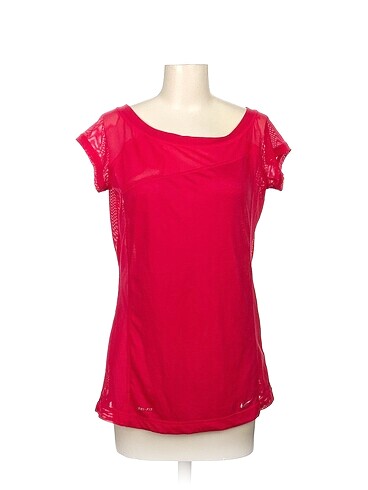 Nike T-shirt %70 İndirimli.