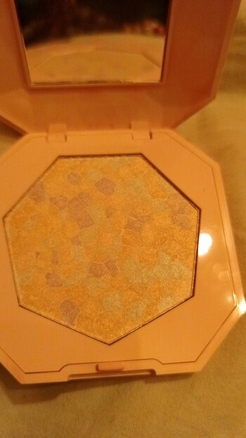 Powerful Love shiny amulet powder face highlighter