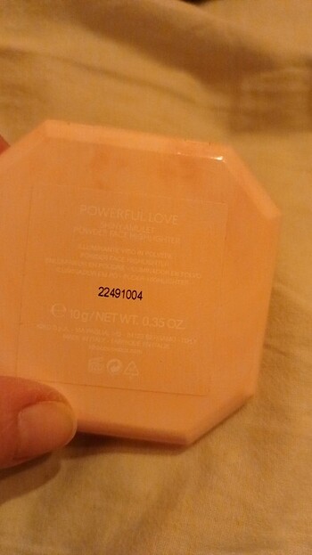 Kiko Powerful Love shiny amulet powder face highlighter