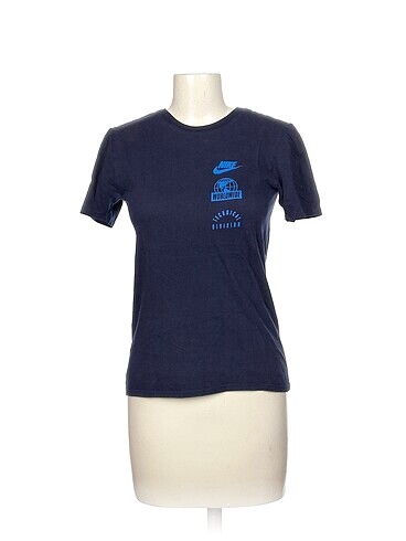 Nike T-shirt %70 İndirimli.
