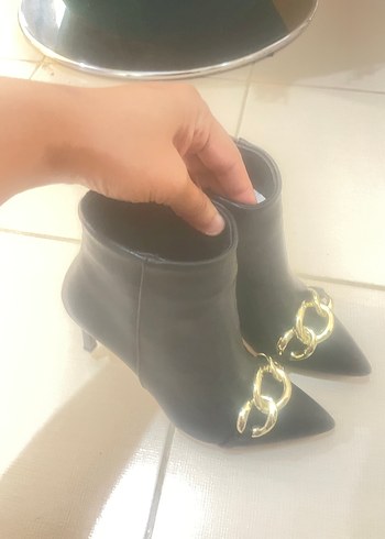 inci Siyah Parlak Deri Stiletto Topuklu Bot