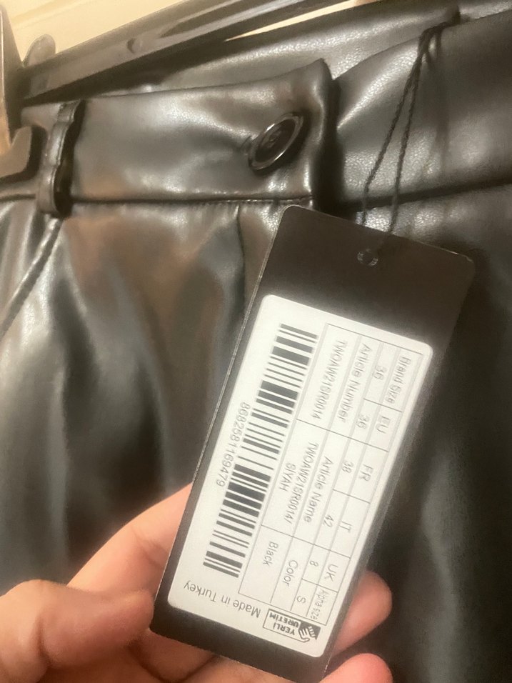 Siyah Deri Kadın Şort - Görsel 4