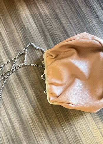 Bej Zincir Detaylı Deri Kadın Çanta