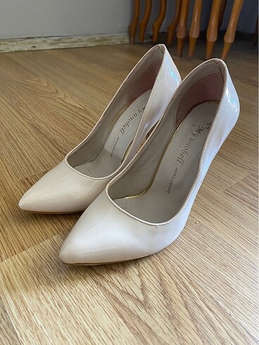 Bej stiletto