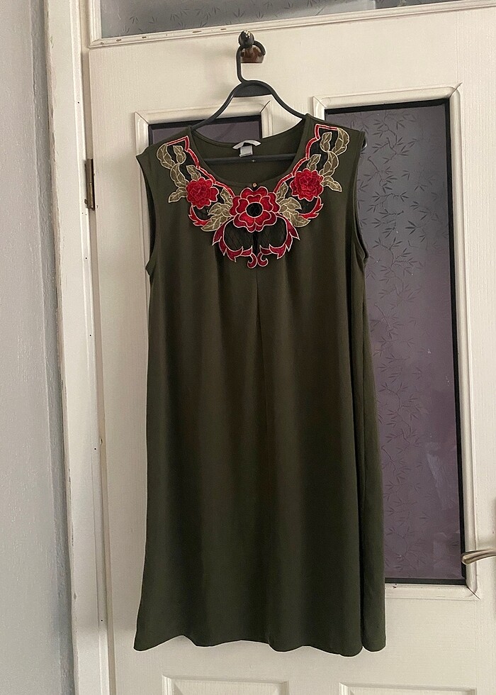 Haki renk çiçek işleme detaylı elbise - Görsel 2