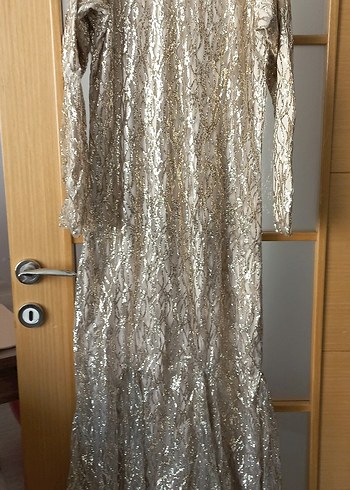 Altın Renkli İşlemeli Uzun Kadın Abiye Elbise - Görsel 2