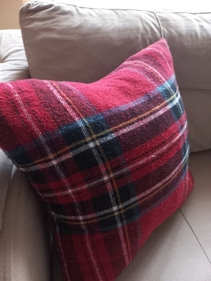 Kırmızı Ekose Desenli Yastık Kılıfı - Görsel 4