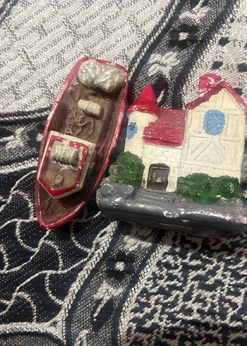 Beden Renkli Detaylı Beyaz Ev Figürü