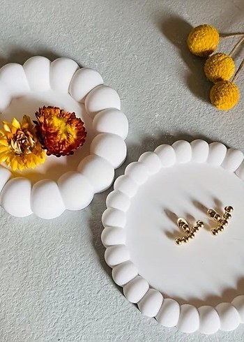 Beyaz Boncuklu Mini Çiçek Takı Tabağo