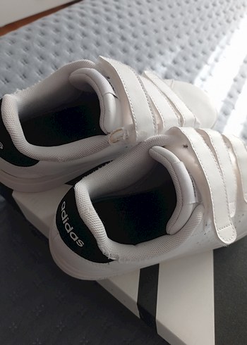 32 Beden beyaz Renk Beyaz Adidas Erkek Çocuk Spor Ayakkabı