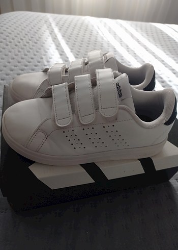32 Beden Beyaz Adidas Erkek Çocuk Spor Ayakkabı