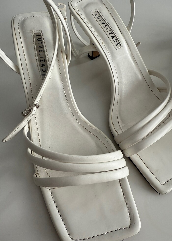 Beyaz topuklu ayakkabı - Görsel 4