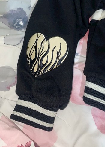 Bershka Siyah Kadın Bomber Ceket, Düğmeli, Baskılı - Görsel 2