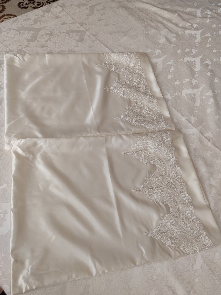 Nakışlı Beyaz Gri Yatak Örtüsü - Görsel 3