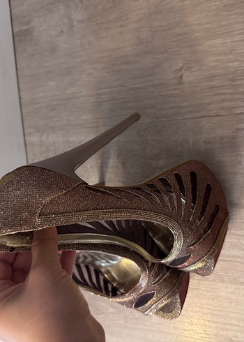 Zara Kahverengi Yılan Desenli Dantel Detaylı Platform Topuklu