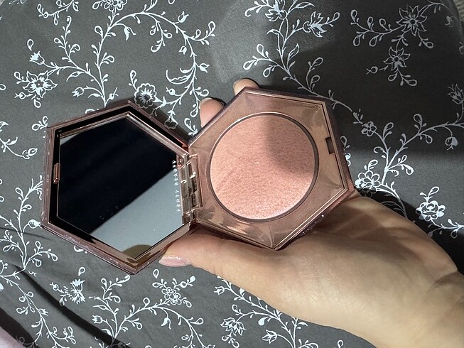 Beden Fenty beauty aydınlatıcı