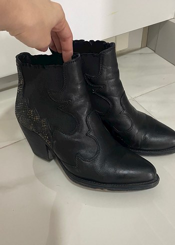Yılan Desenli Siyah Deri Topuklu Bot - Görsel 4