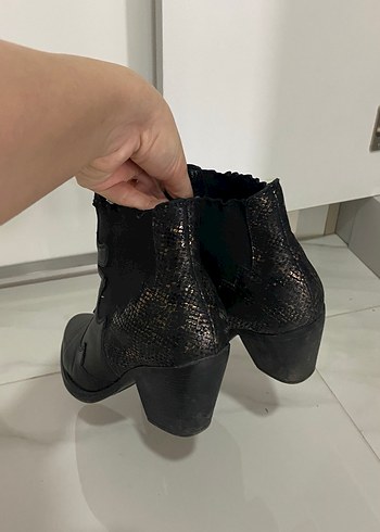 Yılan Desenli Siyah Deri Topuklu Bot - Görsel 5