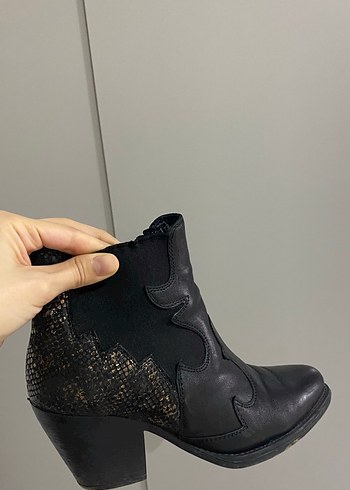 Yılan Desenli Siyah Deri Topuklu Bot - Görsel 2