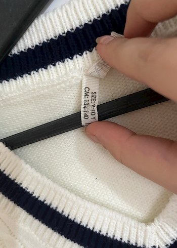 V Yaka Nakışlı Örgü Süveter - Görsel 4