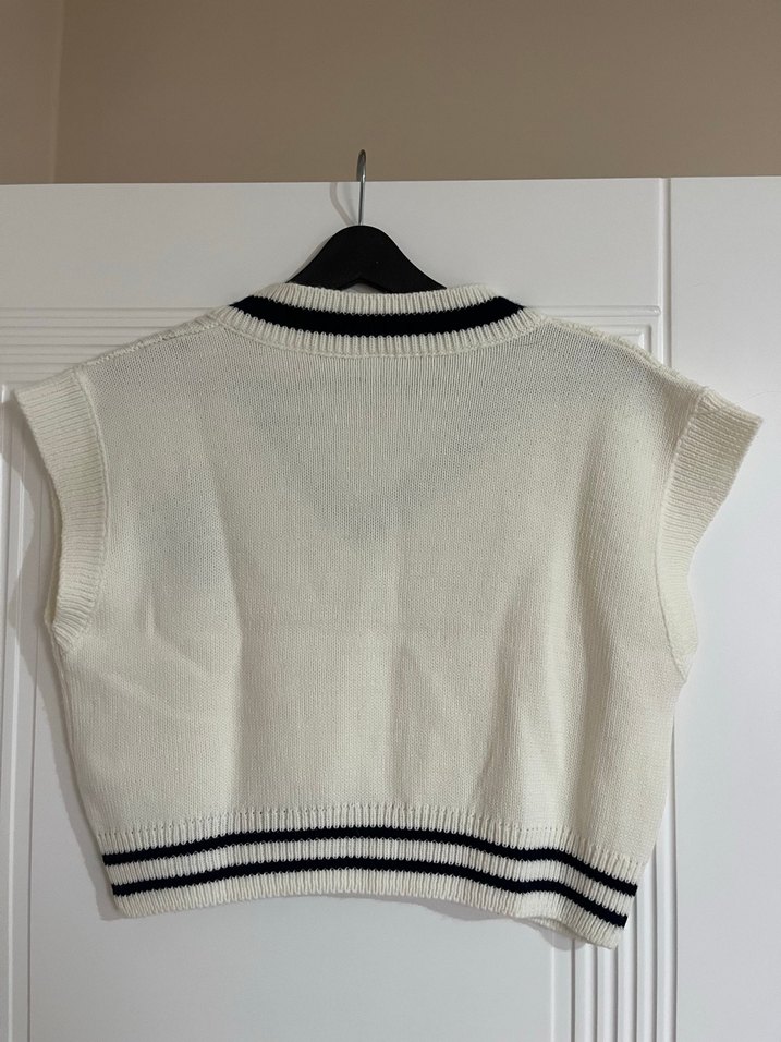 V Yaka Nakışlı Örgü Süveter - Görsel 2