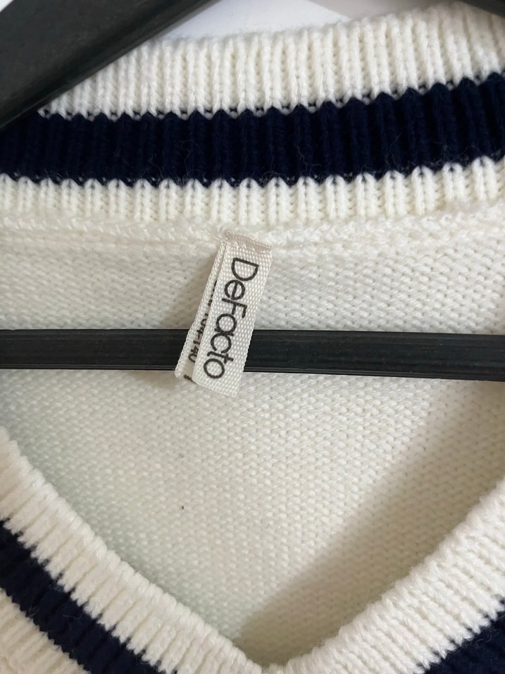 V Yaka Nakışlı Örgü Süveter - Görsel 3