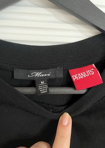 Siyah Vatkalı Peanuts Tişört - Görsel 3