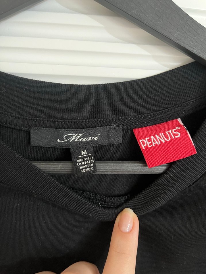 Siyah Vatkalı Peanuts Tişört - Görsel 3