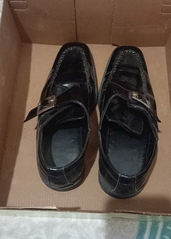 Parlak Siyah Tokalı Klasik Erkek Çocuk Ayakkabı - Görsel 3