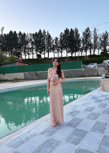 Pembe Parlak Yılan Desenli Uzun Straplez Elbise