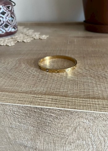 Altın Renkli Tokalı Minimalist Bilezik - Görsel 3