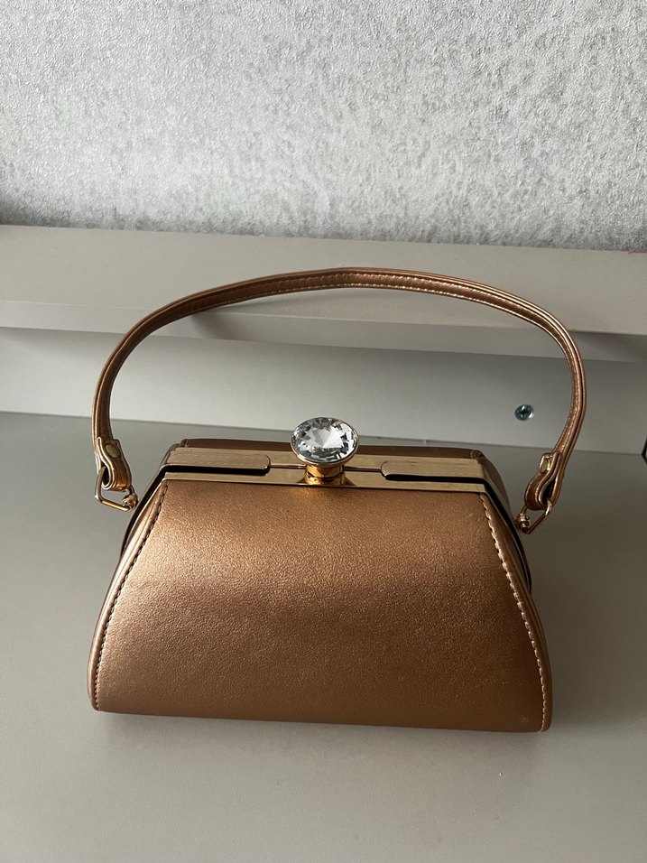 Bej Parlak Deri Tokalı Kadın Portföy Çanta - Görsel 3