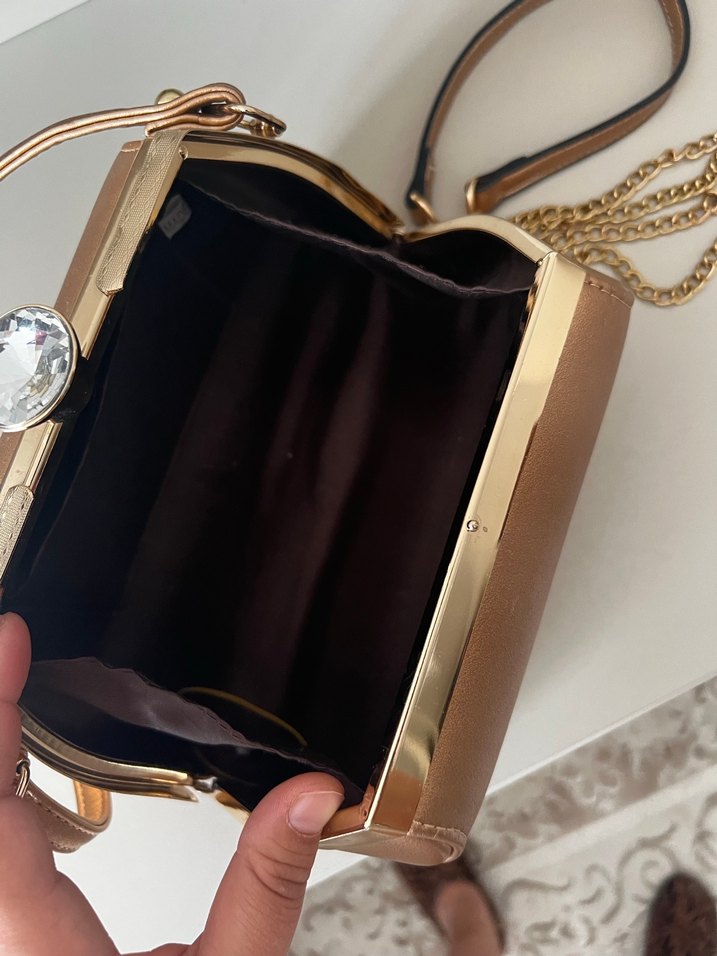 Bej Parlak Deri Tokalı Kadın Portföy Çanta - Görsel 4