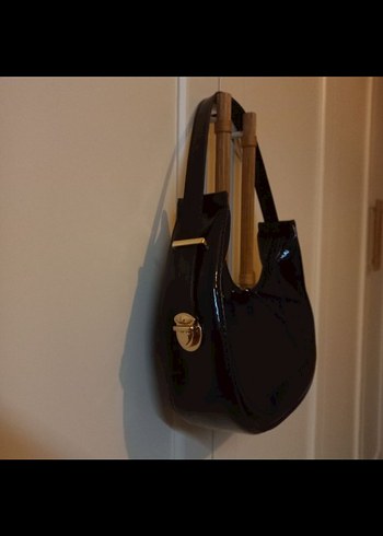 Kalp Detaylı Rugan Baget Omuz Çantası - Görsel 3