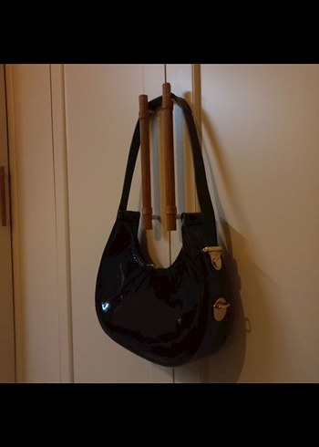 Kalp Detaylı Rugan Baget Omuz Çantası - Görsel 2