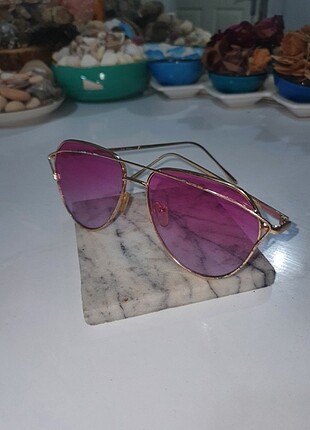 Pembe gözlük 