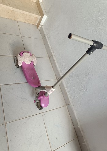 Renkli Pembe Çocuk Scooter'ı