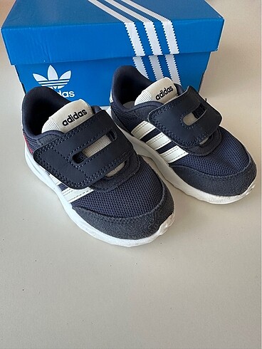 22 Beden Adidas Çocuk Spor ayakkabı