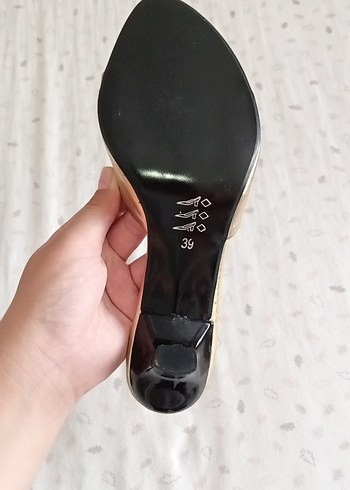 Diğer Diger Altın Renkli Boncuklu Kadın Dolgu Topuk Terlik