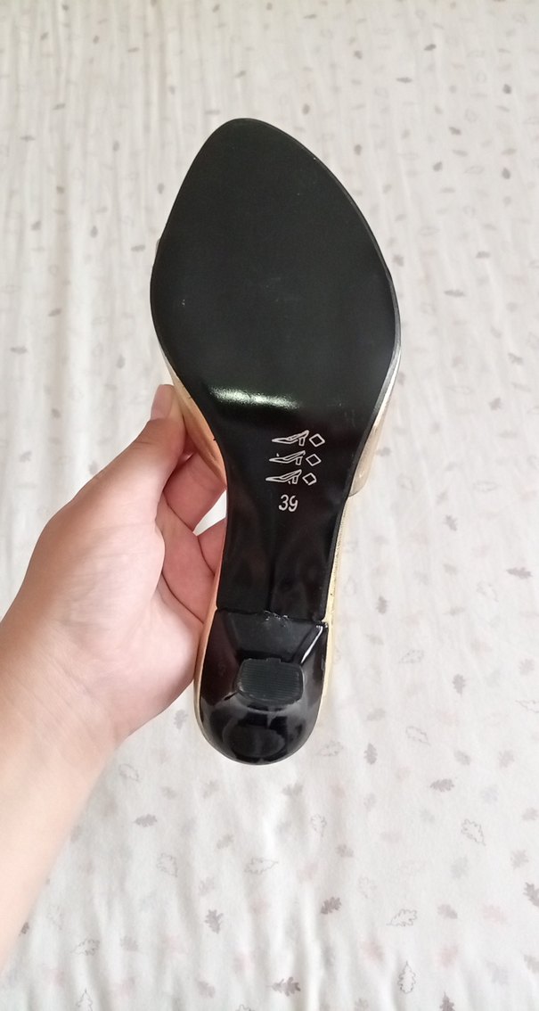 Diger Altın Renkli Boncuklu Kadın Dolgu Topuk Terlik - Görsel 2