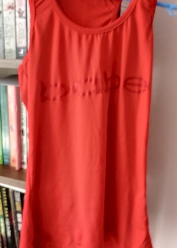 Parlak kırmızı v yaka kadın atlet - Görsel 2