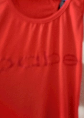 Parlak kırmızı v yaka kadın atlet - Görsel 3