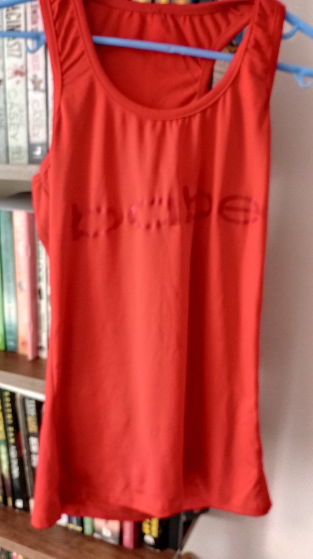 Parlak kırmızı v yaka kadın atlet - Görsel 2