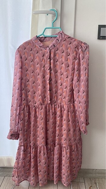 Pembe şifon elbise