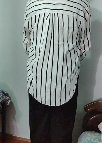 Düğmeli V Yaka Çizgili Kadın Gömlek - Görsel 2