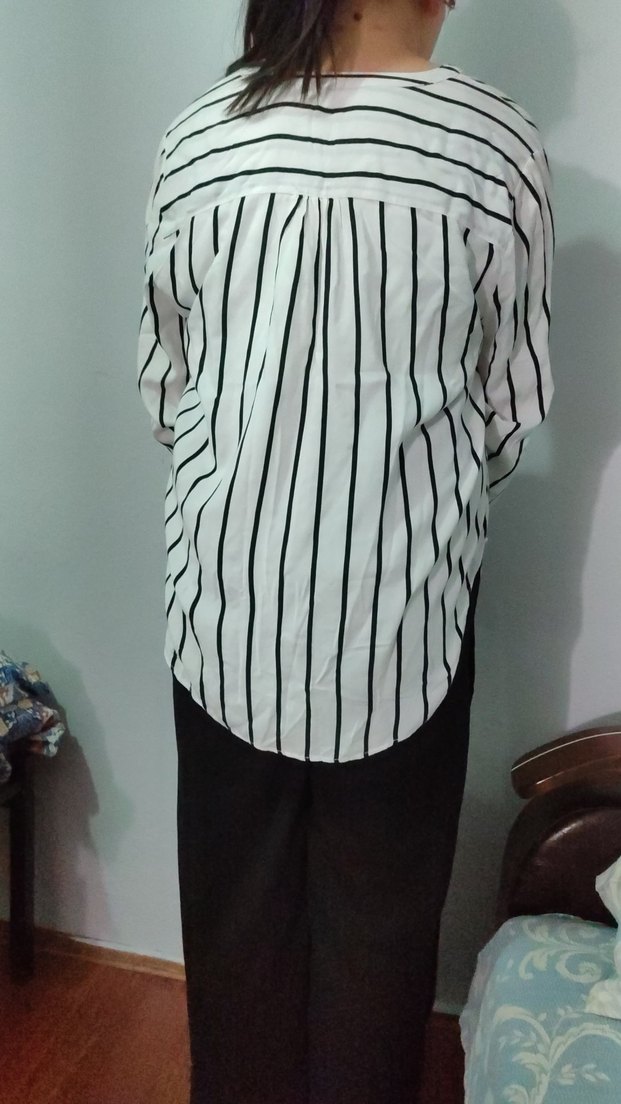 Düğmeli V Yaka Çizgili Kadın Gömlek - Görsel 2