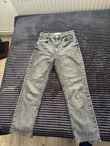 Zara ZARA antrasit eskitme kesik paça jean?