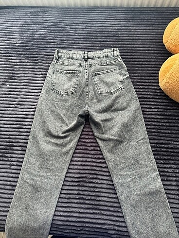 36 Beden siyah Renk ZARA antrasit eskitme kesik paça jean?