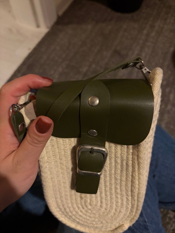 Yeşil Tokalı Örgü Kadın Bej Çapraz Çanta - Görsel 2